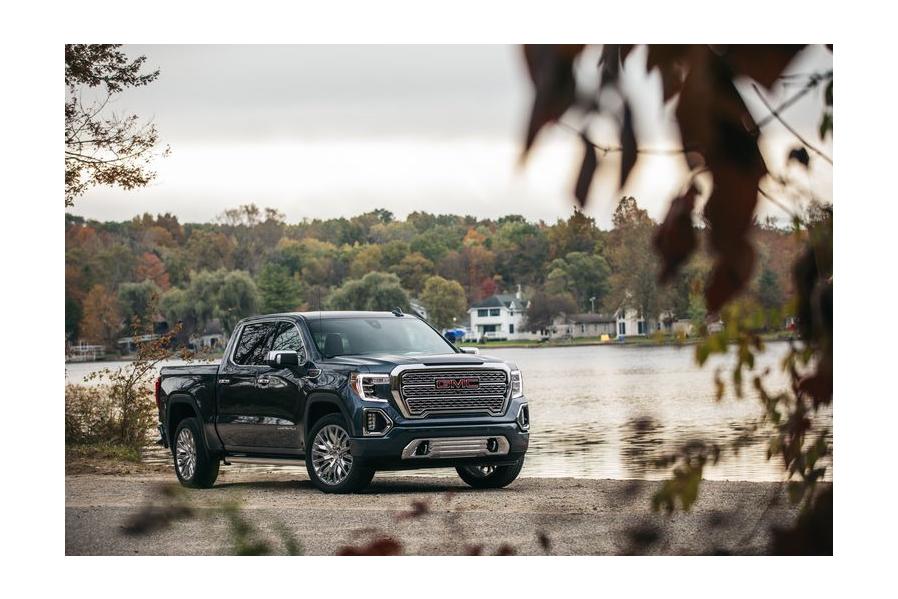 The 2019 GMC Sierra 1500 4WD Crew Cab Moves Out with a Big V-8